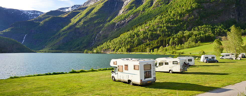 Wohnmobile am Fjord